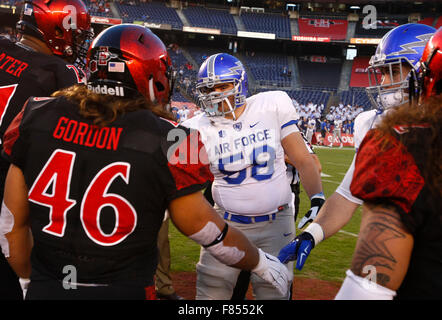 San Diego, Kalifornien, USA. 5. Dezember 2015. Azteken und USAFA Mannschaftsführer Handschlag im Mittelfeld vor der Mountain West Conference Championship NCAA Football-Spiel zwischen der San Diego State University Azteken und die United States Air Force Academy Falcons im Qualcomm Stadium in San Diego, Kalifornien. SDSU Azteken besiegen der United States Air Force Falcons 27 - 24. Justin Cooper/CSM/Alamy Live-Nachrichten Stockfoto