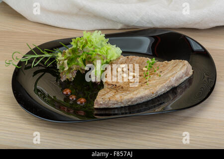 Gegrillter Thunfisch-Steak mit Rosmarin und Zeder Nuss Stockfoto