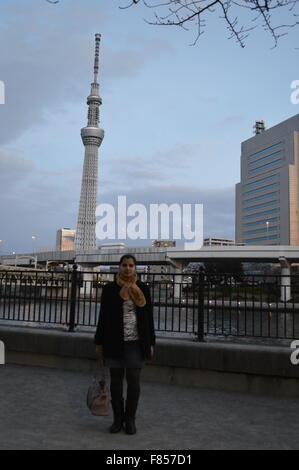 Indische paar posiert in der Nähe von Sumida Fluss Tokyo mit leuchtenden Tokyo Sky Tree im Hintergrund Stockfoto