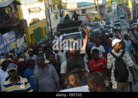 (151206)--PORT-AU-PRINCE, 6. Dezember 2015 (Xinhua)--Menschen nehmen Sie Teil an einer Protestkundgebung gegen die Wahlergebnisse in Port-Au-Prince, Haiti, am 5. Dezember 2015. Die Opposition forderte am Mittwoch einen Generalstreik für nächste Woche zum protest gegen die Ergebnisse der Präsidentschaftswahlen in Haiti. Jovenel Moise der regierenden Partei besiegten unerwartet Oppositionskandidat Jude Celestin in der ersten Runde der Präsidentschaftswahlen in Haiti und die beiden Männer stehen sich in einer Stichwahl für den 27. Dezember. (Xinhua/Luz Sosa) Stockfoto