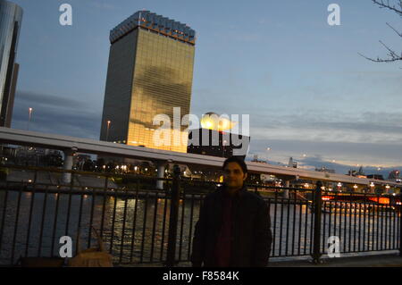 Indische paar posiert in der Nähe von Sumida Fluss Tokyo mit leuchtenden Tokyo Sky Tree im Hintergrund Stockfoto