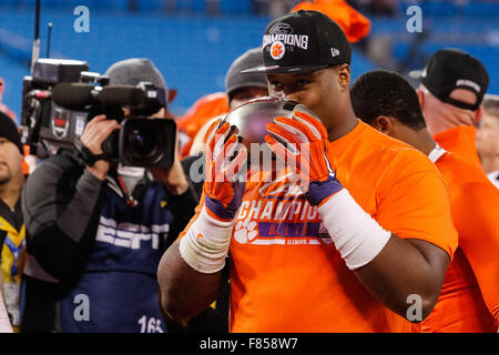 Charlotte, NC, USA. 6. Dezember 2015. ACC-Meisterschaft zwischen den North Carolina Tar Heels und der Clemson Tigers bei Bank of America Stadium in Charlotte, North Carolina. Scott Kinser/CSM/Alamy Live-Nachrichten Stockfoto