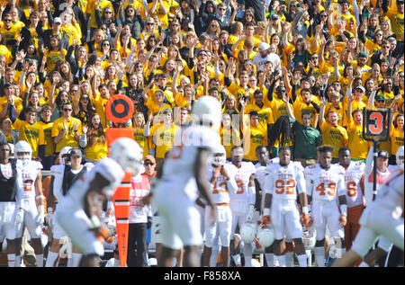 Waco, Texas, USA. 5. Dezember 2015. Baylor Linie Studenten machen Lärm während Texas offensive Besitz während der ersten Hälfte eine NCAA College-Football-Spiel zwischen den Texas Longhorns und Baylor Bears McLane Stadium in Waco, Texas. Texas gewann 23-17. Austin McAfee/CSM/Alamy Live-Nachrichten Stockfoto