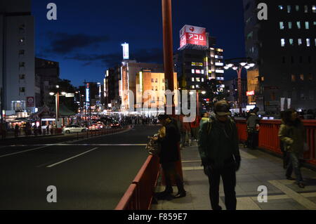 Indische paar posiert in der Nähe von Sumida Fluss Tokyo mit leuchtenden Tokyo Sky Tree im Hintergrund Stockfoto