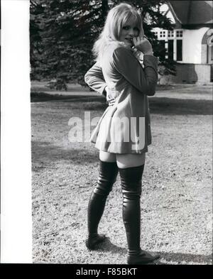 1968 - bei 25 Liz ist ein erfolgreicher Bildhauer - sie arbeitet in den Shepperton Studios - und arbeitet derzeit an "Best House in London", die David Hamming und Warren Mitcheil Sternen. © Keystone Bilder USA/ZUMAPRESS.com/Alamy Live-Nachrichten Stockfoto