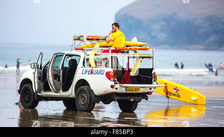RNLI Rettungsschwimmer im Dienst am Polzeath Strand in Cornwall Stockfoto