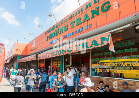 Futa Bus Busse von Phuong Trang Unternehmen am Busbahnhof in Ho Chi Minh, Vietnam Stockfoto