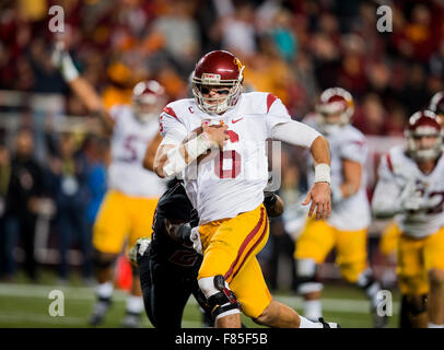 Los Angeles, CA, USA. 5. Dezember 2015. USC-quarterback während eines Spiels zwischen den USC Trojans und Stanford Cardinal im Levi's-Stadion in Santa Clara, Kalifornien (6) Cody Kessler läuft für einen Touchdown. Stanford Cardinal besiegte die USC Trojans 41-22. (Obligatorische Credit: Juan Lainez/MarinMedia/Cal Sport Media) © Csm/Alamy Live-Nachrichten Stockfoto