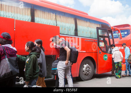 Futa Bus Busse von Phuong Trang Unternehmen am Busbahnhof in Ho Chi Minh, Vietnam Stockfoto