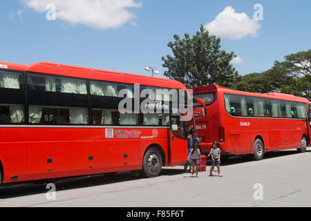 Futa Bus Busse von Phuong Trang Unternehmen am Busbahnhof in Ho Chi Minh, Vietnam Stockfoto