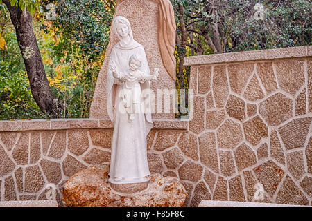 Statue der Jungfrau Maria mit dem Jesuskind im Steingarten in Medjugorje Stockfoto