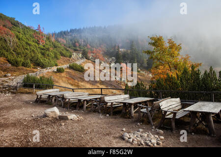 Picknick-Tische mit Bänken, Rest legen Sie in Herbstlandschaft Riesengebirge, Polen Stockfoto