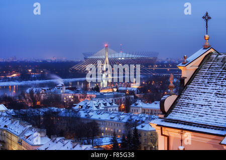 Warschau Winter Abend Stadtbild, Hauptstadt Polens, Blick Richtung Weichsel, Fusse Brücke und National Stadium, Stockfoto