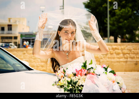 Frau in einer Hochzeit Kleid lächelnd Stockfoto