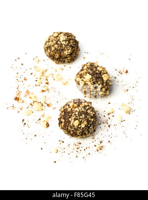 Trüffel-Bonbons mit Walnüssen isoliert auf weiß Stockfoto