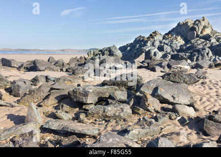 Vulkanische Felsen am Strand Newborough, Anglesey, Wales Stockfoto