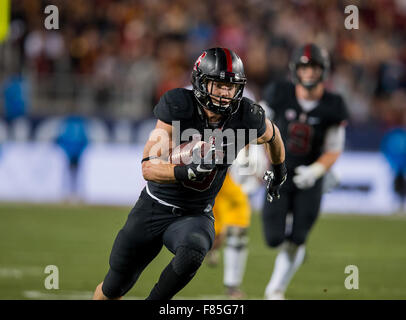 Los Angeles, CA, USA. 5. Dezember 2015. Stanford Cardinal Runningback (5) sieht Christian McCaffrey für die Ausführung von Zimmer während eines Spiels zwischen den USC Trojans und Stanford Cardinal im Levi's-Stadion in Santa Clara, Kalifornien. Stanford Cardinal besiegte die USC Trojans 41-22. (Obligatorische Credit: Juan Lainez/MarinMedia/Cal Sport Media) © Csm/Alamy Live-Nachrichten Stockfoto