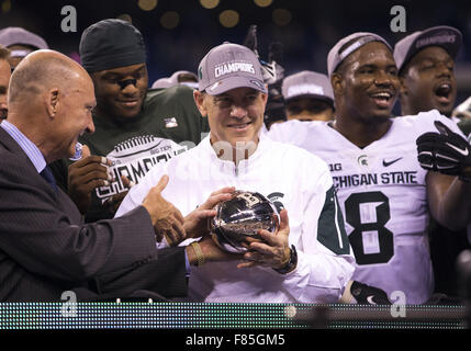 Indianapolis, Indiana, USA. 6. Dezember 2015. Michigan State Trainer Mark Dantonio akzeptiert die Trophäe nach NCAA Football Spiel Action zwischen Michigan State Spartans und die Iowa Hawkeyes im Lucas Oil Stadium in Indianapolis, Indiana. Michigan State besiegt Iowa 16-13. John Mersits/CSM/Alamy Live-Nachrichten Stockfoto
