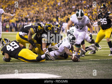 Indianapolis, Indiana, USA. 6. Dezember 2015. Michigan State Runningback LJ Scott (3) läuft mit dem Ball für Spiel gewinnen Touchdown während NCAA Football Spiel Action zwischen Michigan State Spartans und die Iowa Hawkeyes im Lucas Oil Stadium in Indianapolis, Indiana. Michigan State besiegt Iowa 16-13. John Mersits/CSM/Alamy Live-Nachrichten Stockfoto