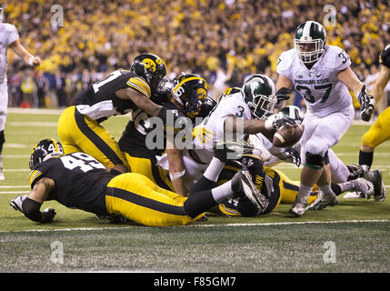 Indianapolis, Indiana, USA. 6. Dezember 2015. Michigan State Runningback LJ Scott (3) läuft mit dem Ball für Spiel gewinnen Touchdown während NCAA Football Spiel Action zwischen Michigan State Spartans und die Iowa Hawkeyes im Lucas Oil Stadium in Indianapolis, Indiana. Michigan State besiegt Iowa 16-13. John Mersits/CSM/Alamy Live-Nachrichten Stockfoto