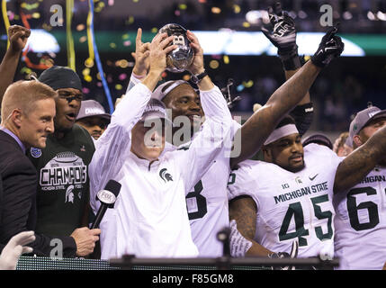Indianapolis, Indiana, USA. 6. Dezember 2015. Michigan State Trainer Mark Dantonio akzeptiert die Trophäe nach NCAA Football Spiel Action zwischen Michigan State Spartans und die Iowa Hawkeyes im Lucas Oil Stadium in Indianapolis, Indiana. Michigan State besiegt Iowa 16-13. John Mersits/CSM/Alamy Live-Nachrichten Stockfoto
