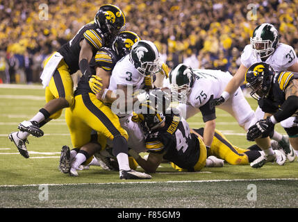 Indianapolis, Indiana, USA. 6. Dezember 2015. Michigan State Runningback LJ Scott (3) läuft mit dem Ball für Spiel gewinnen Touchdown während NCAA Football Spiel Action zwischen Michigan State Spartans und die Iowa Hawkeyes im Lucas Oil Stadium in Indianapolis, Indiana. Michigan State besiegt Iowa 16-13. John Mersits/CSM/Alamy Live-Nachrichten Stockfoto