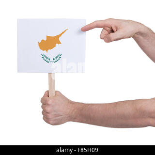 Hand, die kleine Karte, isoliert auf weiss - Flagge von Zypern Stockfoto