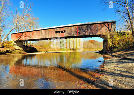 Die Cox-Ford-Brücke in Parke County, Indiana über Sugar Creek. Stockfoto