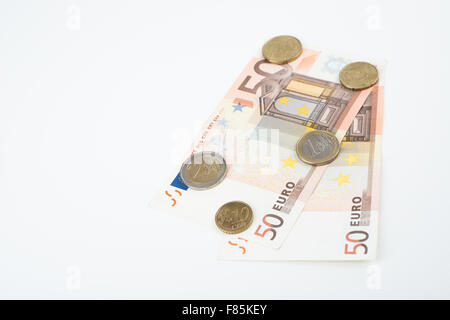 50 Euro-Banknoten aufgefächert vorne mit verschiedenen Euro-Münzen Stockfoto