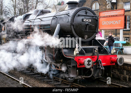 Dampf-Lokomotive 45428 ERIC TREACY an Grosmont Station auf der NYMR Stockfoto