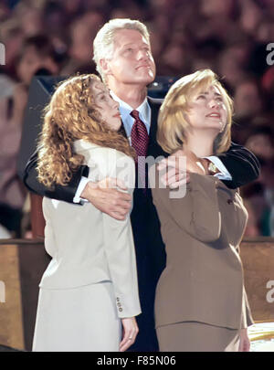 Präsident Bill Clinton mit First Lady Hillary Clinton und Tochter Chelsea in Little Rock, Arkansas, auf einem Bildschirm bestätigt seine Wiederwahl im Jahr 1996. Stockfoto