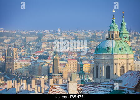 St. Nicolas Church in Wintermorgen, Prag Stockfoto