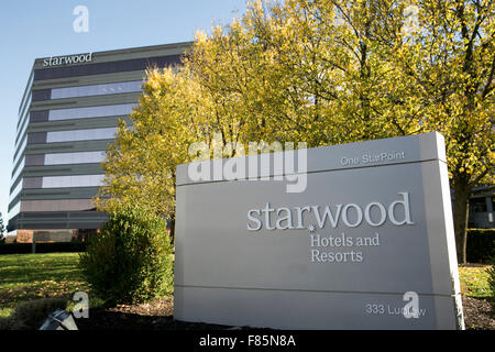 Ein Logo Zeichen außerhalb der Hauptsitz der Starwood Hotels &amp; Resorts Worldwide, Inc. in Stamford, Connecticut am 20. November, Stockfoto