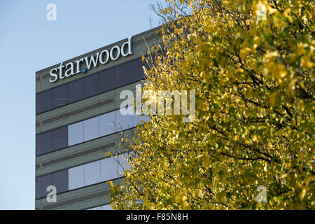 Ein Logo Zeichen außerhalb der Hauptsitz der Starwood Hotels &amp; Resorts Worldwide, Inc. in Stamford, Connecticut am 20. November, Stockfoto