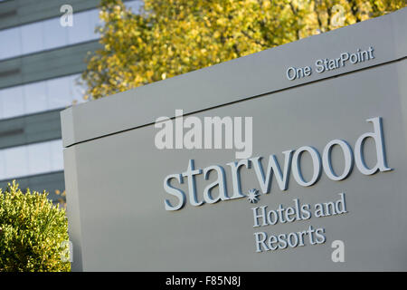 Ein Logo Zeichen außerhalb der Hauptsitz der Starwood Hotels &amp; Resorts Worldwide, Inc. in Stamford, Connecticut am 20. November, Stockfoto