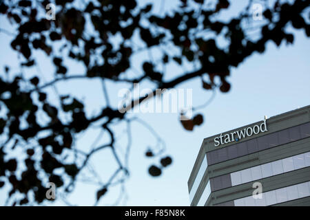 Ein Logo Zeichen außerhalb der Hauptsitz der Starwood Hotels &amp; Resorts Worldwide, Inc. in Stamford, Connecticut am 20. November, Stockfoto