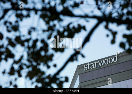 Ein Logo Zeichen außerhalb der Hauptsitz der Starwood Hotels &amp; Resorts Worldwide, Inc. in Stamford, Connecticut am 20. November, Stockfoto