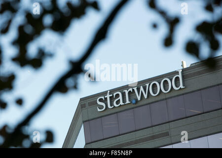 Ein Logo Zeichen außerhalb der Hauptsitz der Starwood Hotels &amp; Resorts Worldwide, Inc. in Stamford, Connecticut am 20. November, Stockfoto