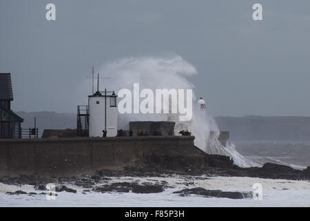 Porthcawl, Wales, UK. 5. Dezember 2015. Riesige Wellen über den Leuchtturm in Porthcawl, South Wales als Sturm Desmond trifft die Gegend. Bildnachweis: Polly Thomas/Alamy Live-Nachrichten Stockfoto