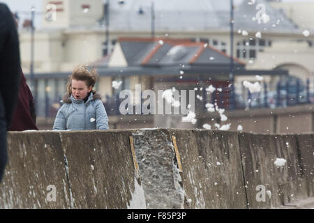 Porthcawl, Wales, UK. 5. Dezember 2015. Starke Winde in Porthcawl, South Wales wie Sturm Desmond den Bereich trifft. Bildnachweis: Polly Thomas/Alamy Live-Nachrichten Stockfoto