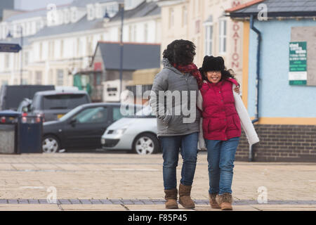 Porthcawl, Wales, UK. 5. Dezember 2015. Starke Winde in Porthcawl, South Wales wie Sturm Desmond den Bereich trifft. Bildnachweis: Polly Thomas/Alamy Live-Nachrichten Stockfoto