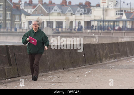 Porthcawl, Wales, UK. 5. Dezember 2015. Starke Winde in Porthcawl, South Wales wie Sturm Desmond den Bereich trifft. Bildnachweis: Polly Thomas/Alamy Live-Nachrichten Stockfoto