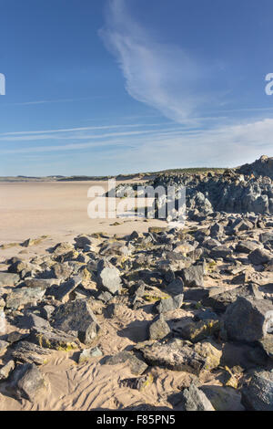 Vulkanische Felsen am Strand Newborough, Anglesey, Wales Stockfoto