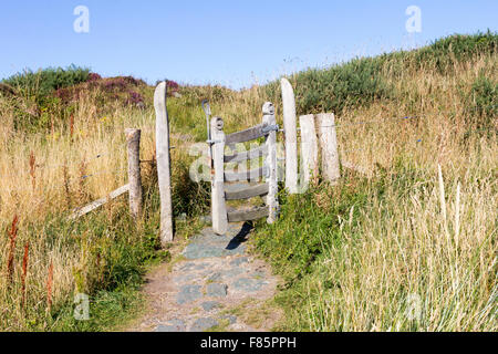 Open Gate auf einem Pfad auf Llanddwyn Island, Anglesey, Wales Stockfoto