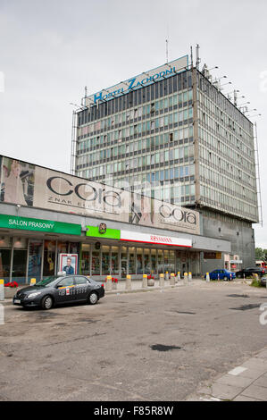 Schmutzige Westbahnhof Gebäudehülle, Anzeigen der Dworzec Zachodni und Hostel Zachodni heruntergekommenen Altbauten in Warschau, Polen, EU Stockfoto
