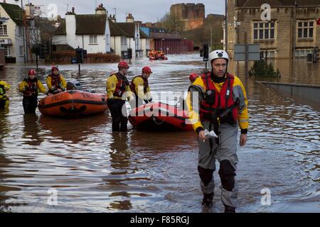 Cumbria Überschwemmungen. 6. Dezember 2015. Rettungsteam RNLI Freiwilligen waten durch Carlisle Stadtzentrum entfernt. Boote für Retter Einwohner bereitgestellt. Desmond Sturm verursacht schweren Überschwemmungen in Carlisle und Cumbria. Drovers Lane, Warwick Street, Rickergate, Carlisle, Cumbria, England, UK. Bildnachweis: Andrew Findlay/Alamy Live-Nachrichten Stockfoto