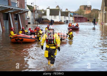 Cumbria Überschwemmungen. 6. Dezember 2015. Rettungsteam RNLI Freiwilligen waten durch Carlisle Stadtzentrum entfernt. Boote für Retter Einwohner bereitgestellt. Desmond Sturm verursacht schweren Überschwemmungen in Carlisle und Cumbria. Drovers Lane, Warwick Street, Rickergate, Carlisle, Cumbria, England, UK. Bildnachweis: Andrew Findlay/Alamy Live-Nachrichten Stockfoto