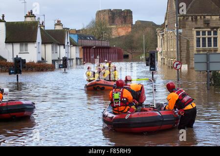 Cumbria Überschwemmungen. 6. Dezember 2015. RNLI Rettungsteam in Booten im Stadtzentrum von Carlisle. Desmond Sturm verursacht schweren Überschwemmungen in Carlisle und Cumbria. Drovers Lane, Warwick Street, Rickergate, Carlisle, Cumbria, England, UK. Bildnachweis: Andrew Findlay/Alamy Live-Nachrichten Stockfoto