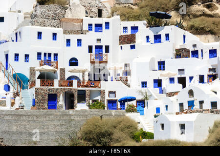 Santorini, Oia. Weiß und Blau Urlaub cubiform Apartments, Teil der Tourist Holiday Resort Komplex in die Felswand in Oia gebaut. Stockfoto