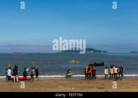 Likas Bay Kota Kinabalu Sabah East Malaysia Borneo Menschen am Strand Bootfahren im Südchinesischen Meer Stockfoto